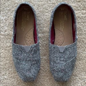 Toms size 6 canvas shoes